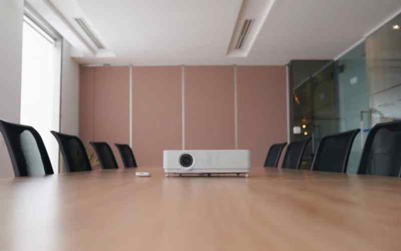 Oval Toplantı Masası ile Şık ve İşlevsel Çözümler